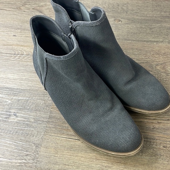 Kensie Gerona Textured Suede Grey Ankle Bootie, size 9 - Picture 8 of 10